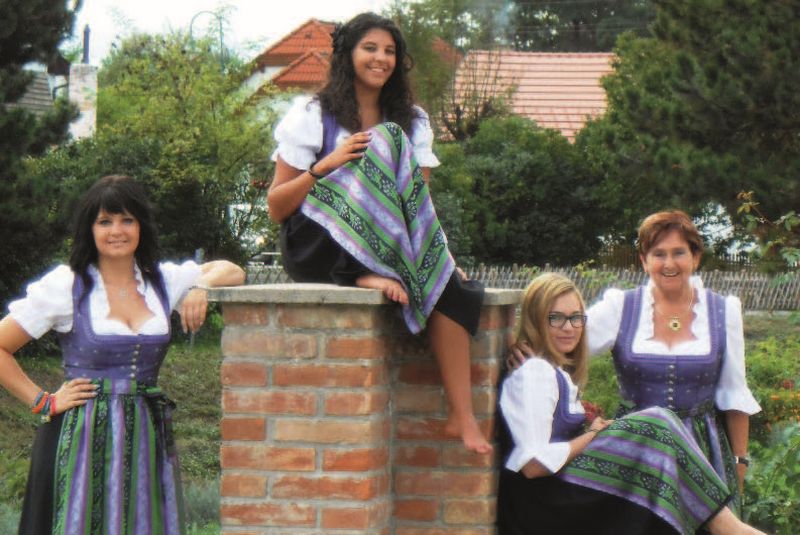 https://www.maisi.at/uploads/images/Gallery/kollektionen/01_junge_tracht/lavendeldirndl.jpg